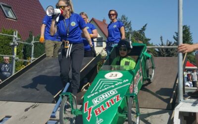 Start des „Grünen Blitz“ beim Niemberger Seifenkistenrennen